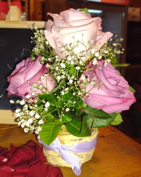 Adorno floral de 3 rosas importadas