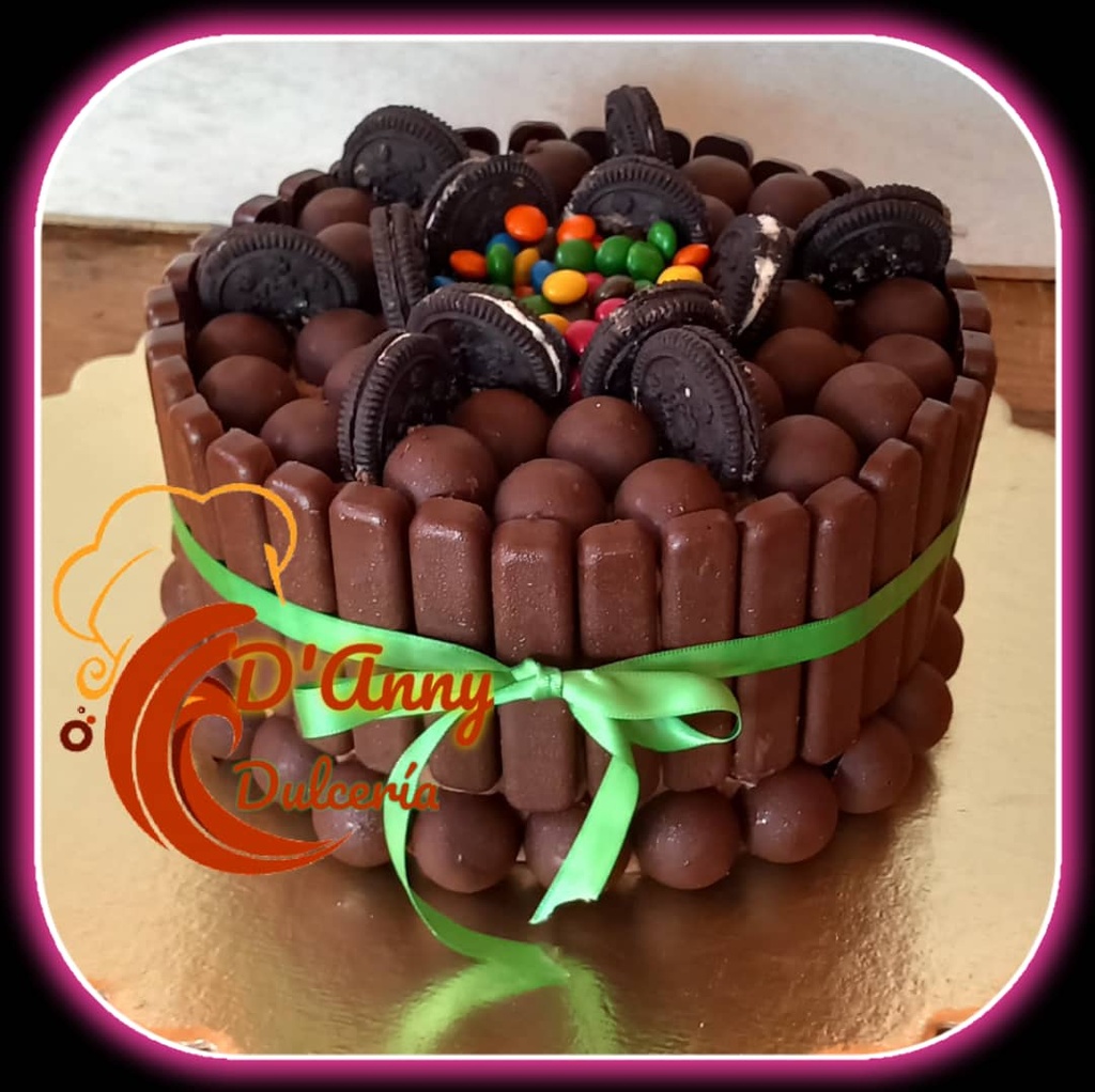 Cake de tabaquitos, balines, galletas de chocolate y M&amp;M